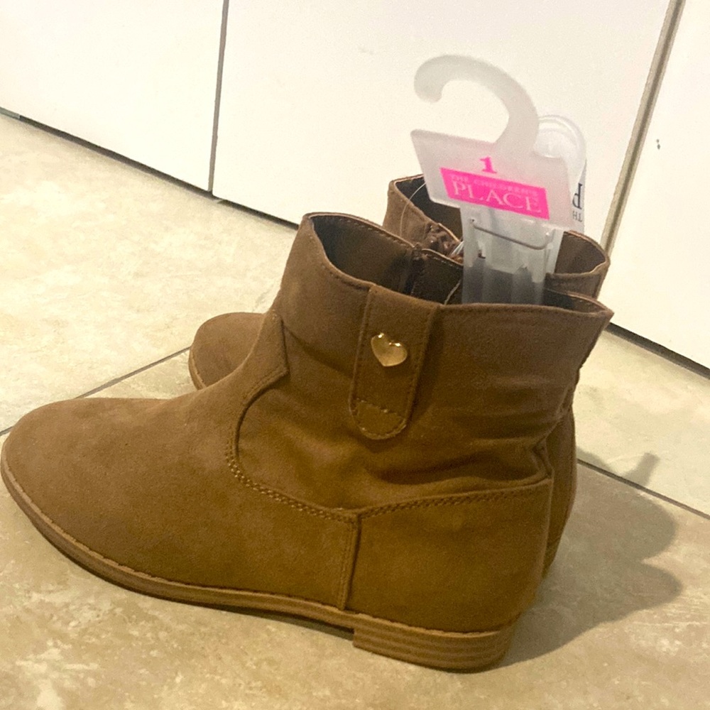 NWT Children’s Place brown “suede” boots size 1